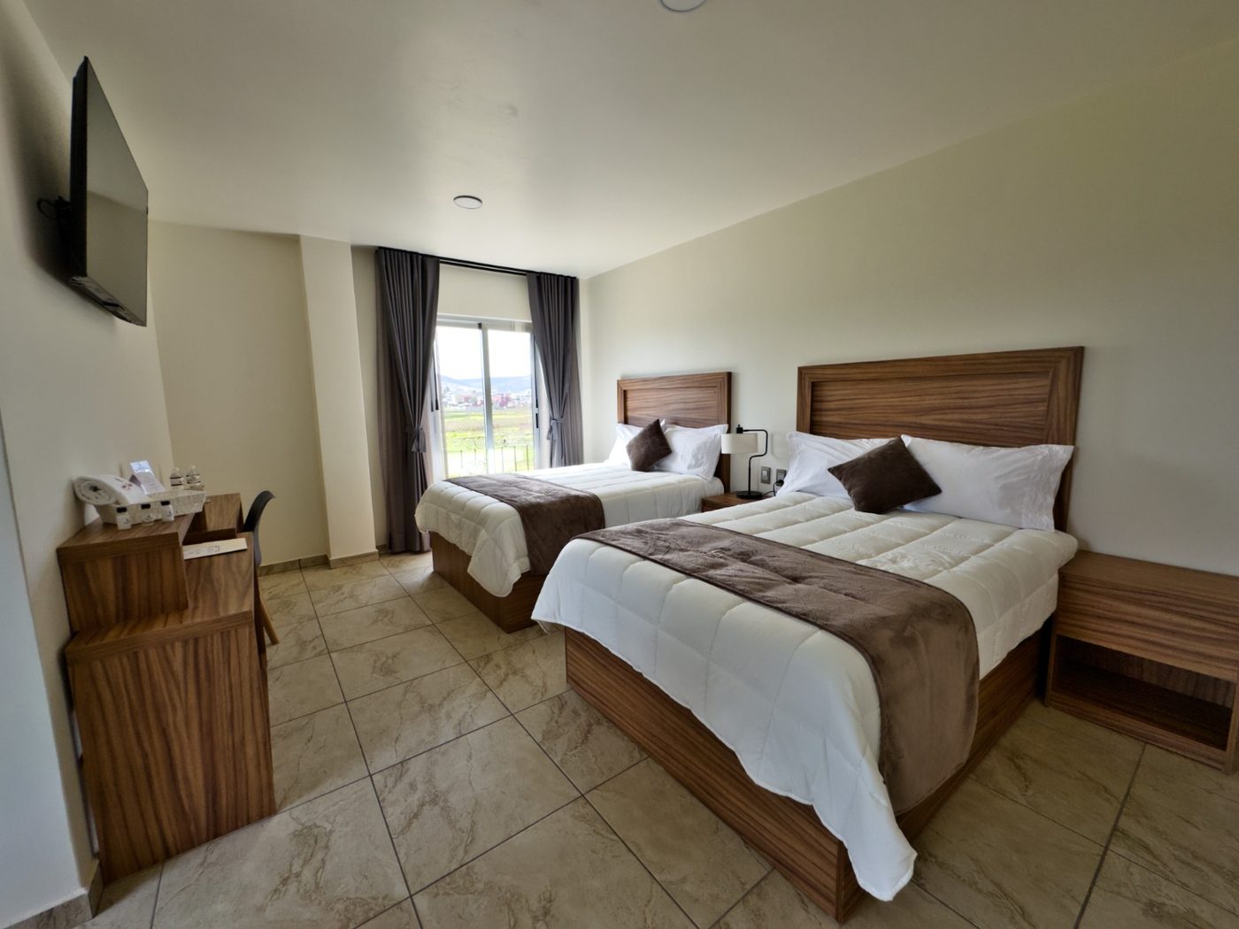 Habitación Doble de Quinta Candela Hotel con dos camas matrimoniales
